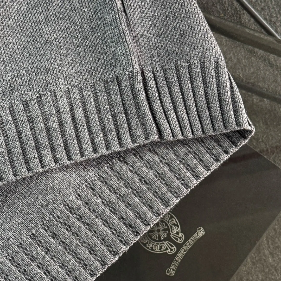 P290 Chrome Hearts 26 high-version wool knitted round-neck sweaters. High-end custom-made 500g sweater fabric. No deformation, no shrinkage, complete with three labels, same style for men and women. Process: The wool is knitted by a 7-needle imported machine. Color: 3 colors. SIZE: XS-L